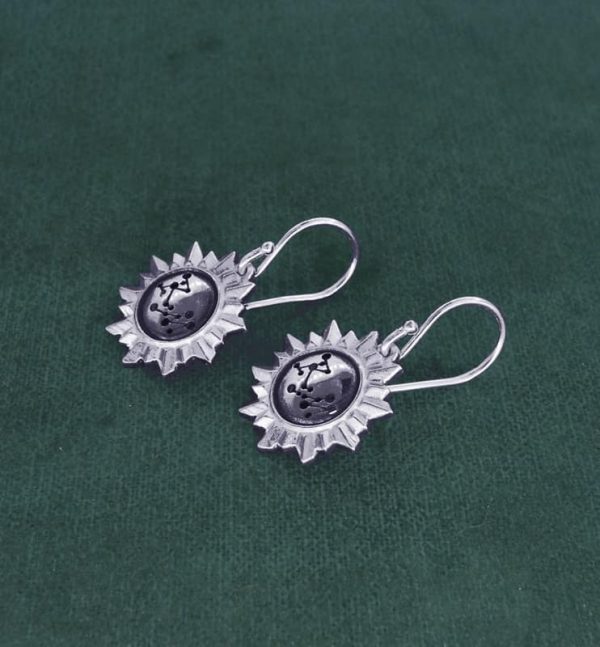 Petites boucles d'oreilles forme miroir soleil et gravure constellation "RM" en argent 925 fabriquées artisanalement vue côté | Res Mirum