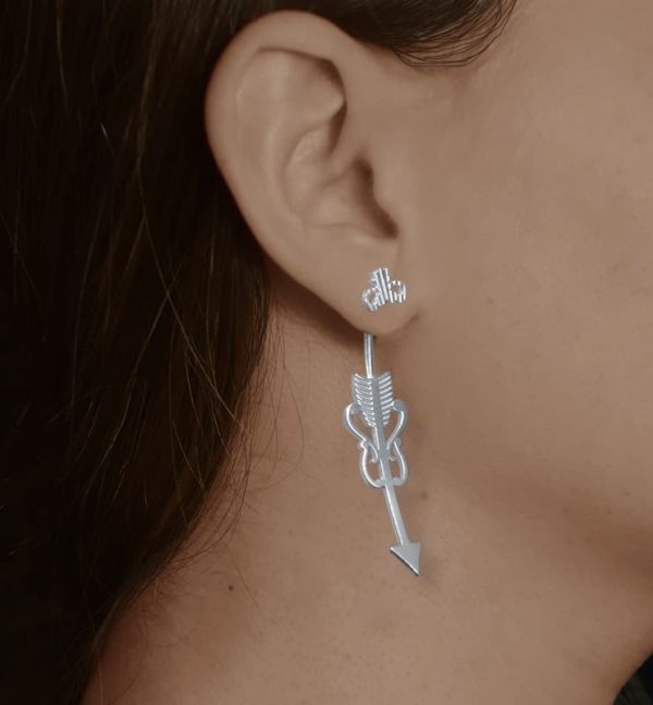 Boucles d'oreilles sous lobe d'inspiration astronomique, avec des motifs de flèches sagittaire en argent fabriqué artisanalement portées | Res Mirum