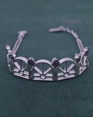 Bracelet à motifs architecturaux d'orangerie ancienne sur chaîne en argent massif fabriqué artisanalement vue face | Res Mirum