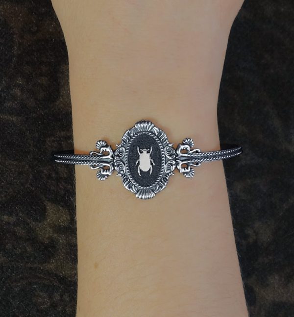 Bracelet jonc à motif de scarabée et moulures baroque inspiré des muséums d'histoire naturelle made in France porté | Res Mirum