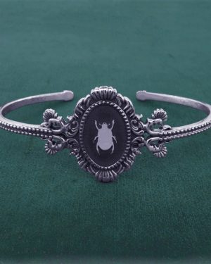 Bracelet jonc à motif de scarabée et moulures baroque inspiré des muséums d'histoire naturelle made in France | Res Mirum