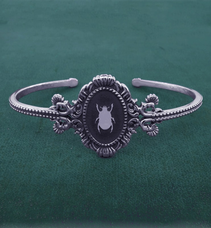 Bracelet jonc à motif de scarabée et moulures baroque inspiré des muséums d'histoire naturelle made in France | Res Mirum
