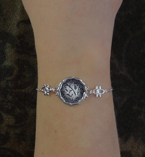Bracelet rond à motifs de fleurs de lys et arabesques, en argent 925 fait main porté | Res Mirum