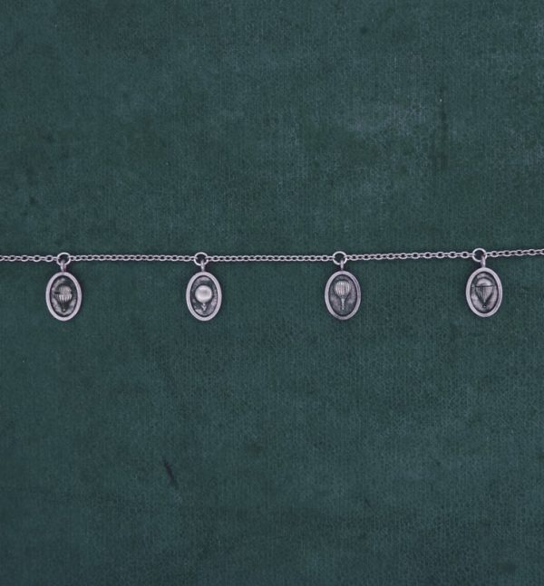 Bracelet à petites breloques façon camées, reproductions de mini montgolfières rétro de fabrication artisanale | Res Mirum