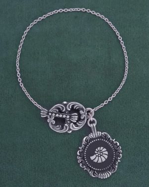 Bracelet baroque style toogle inspiré des nautilus, ammonites ou coquillages très présents dans les cabinets de curiosités de la Renaissance | Res Mirum
