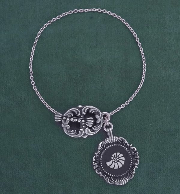Bracelet baroque style toogle inspiré des nautilus, ammonites ou coquillages très présents dans les cabinets de curiosités de la Renaissance | Res Mirum