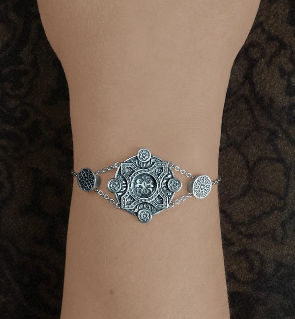 Bracelet rond à motifs floraux en argent 925 inspiré de l'architecture d'Orient et des zelliges fabriqué en France porté | Res Mirum