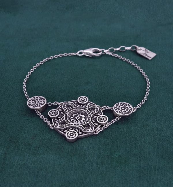 Bracelet rond à motifs floraux en argent 925 inspiré de l'architecture d'Orient et des zelliges fabriqué en France vue côté | Res Mirum