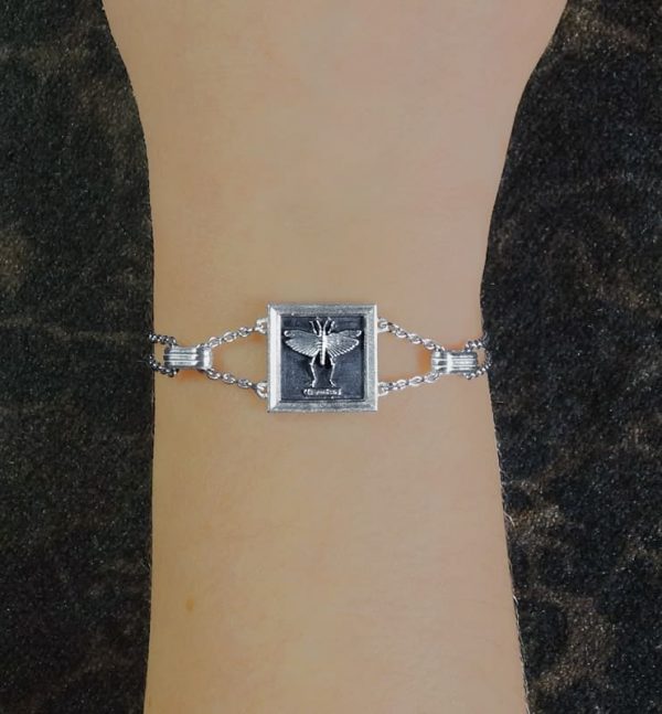 Bracelet à motifs de cadre carré avec un criquet ou sauterelle représenté en argent 925 made in France porté | Res Mirum