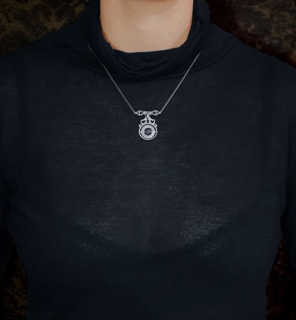 Collier sphère armillaire et arabesques avec axe tournant autour d'une perle de labradorite en argent massif made in France porté | Res Mirum