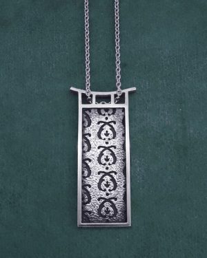 Pendentif rectangle à motifs d'acanthe et cadre d'inspiration pagode en argent de fabrication artisanale | Res Mirum