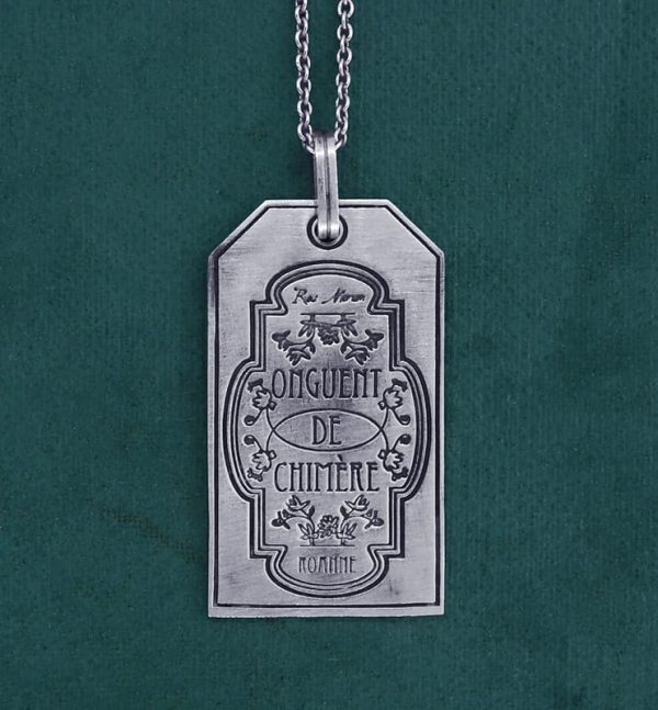 Pendentif plaque gravée "Onguent de Chimère" esprit sorcellerie & alchimie en argent fabriqué en France vue de face | Res Mirum