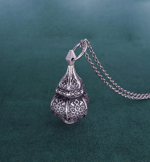 Pendentif mini lanterne en argent massif inspirée de l'artisanat maghrébin fabriqué en France vue posée | Res Mirum