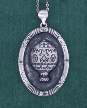 Pendentif ovale, motif de montgolfière ancienne esprit royauté Louis XIV, et cadre à motifs de météo en argent made in France | Res Mirum