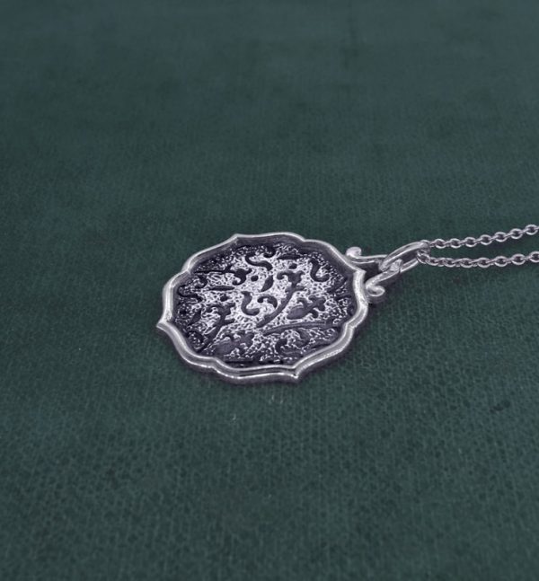 Pendentif rond à motifs de fleurs de lys et cadre façon palais Indien, dans l'esprit des tapisseries anciennes en argent fait main | Res Mirum