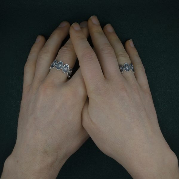 Bague anneau mini montgolfières rétro en argent patiné fabriquée artisanalement en France portée | Res Mirum