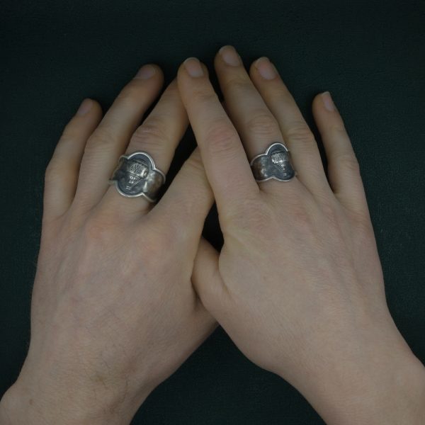 Bague montgolfière ancienne Marie-Antoinette style camée en argent massif patinée faite en France portée sur mains | Res Mirum