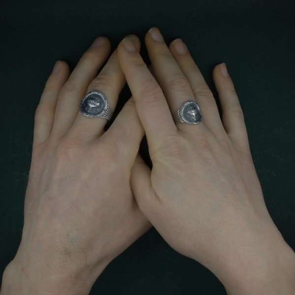 Bague ronde style camée montgolfière Louis XVI en argent 925 artisanat français portée sur mains | Res Mirum