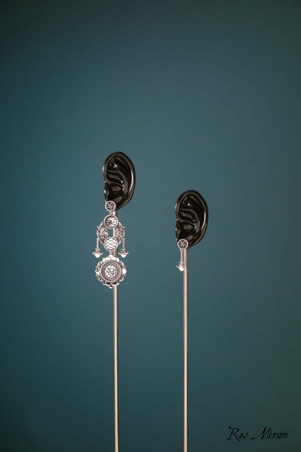 Boucles d'oreilles chandelier pangolin asymétriques aux motifs d'écailles et florals baroques imaginés autour des cabinets de curiosités en argent 925 | Res Mirum