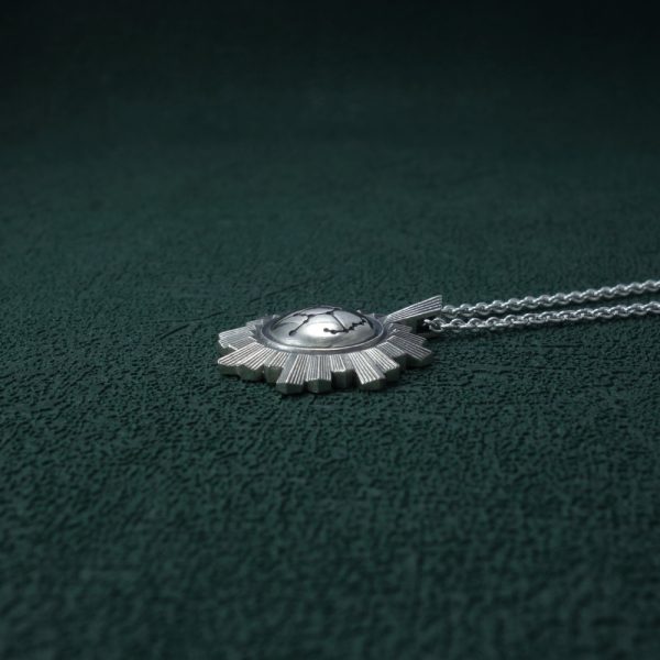 Petit collier miroir de sorcière et constellation du chasseur Orion gravée au centre en argent made in France. Vue de côté 2| Res Mirum