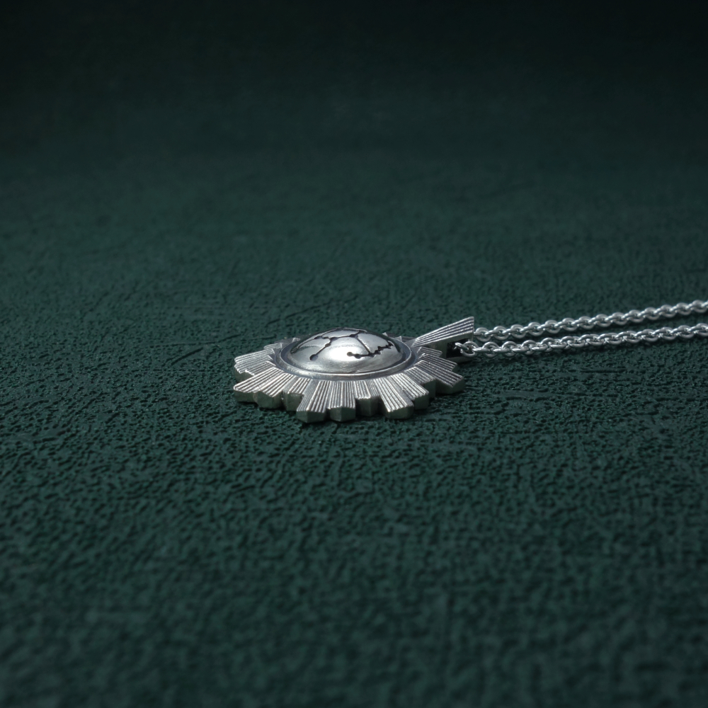 Petit collier miroir de sorcière et constellation du chasseur Orion gravée au centre en argent made in France. Vue de côté 2| Res Mirum