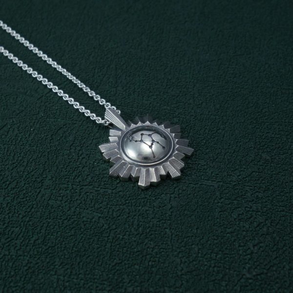 Petit collier miroir de sorcière et constellation du chasseur Orion gravée au centre en argent made in France. Vue de côté | Res Mirum