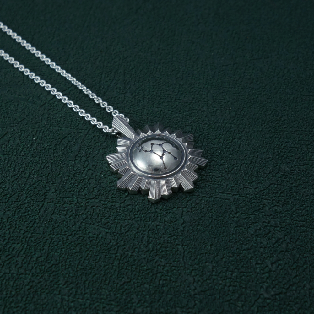 Petit collier miroir de sorcière et constellation du chasseur Orion gravée au centre en argent made in France. Vue de côté | Res Mirum