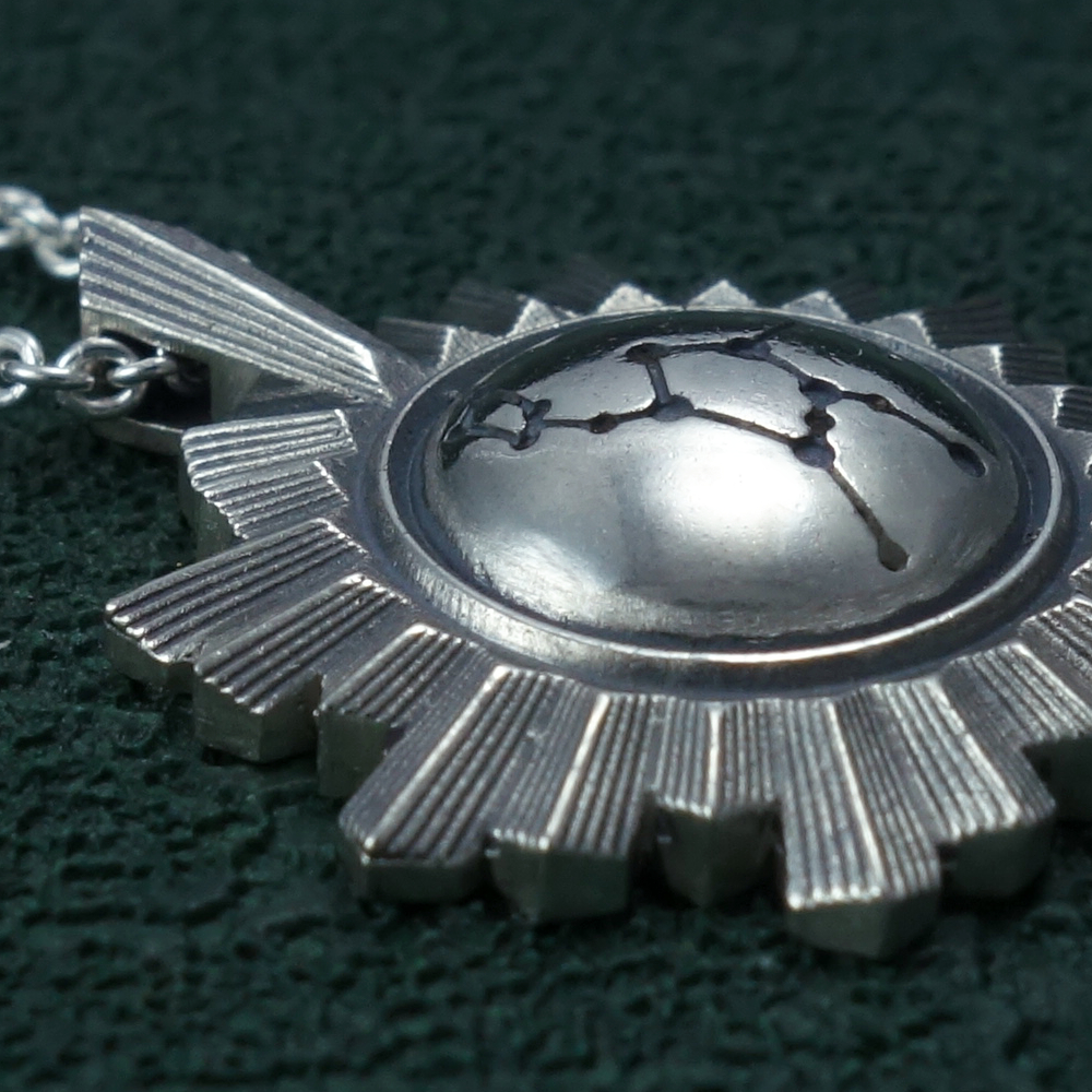 Petit collier miroir de sorcière et constellation du chasseur Orion gravée au centre en argent made in France. Détail | Res Mirum