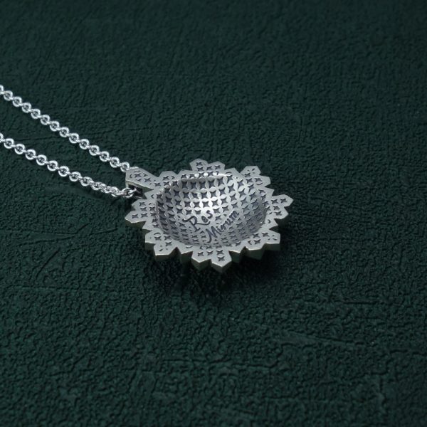 Petit collier miroir de sorcière et constellation du chasseur Orion gravée au centre en argent made in France. Vue de dos | Res Mirum