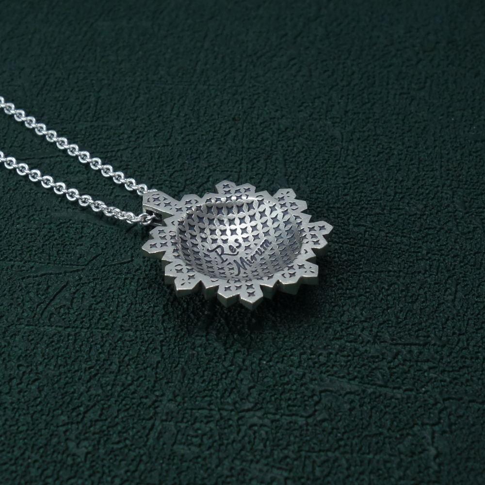 Petit collier miroir de sorcière et constellation du chasseur Orion gravée au centre en argent made in France. Vue de dos | Res Mirum