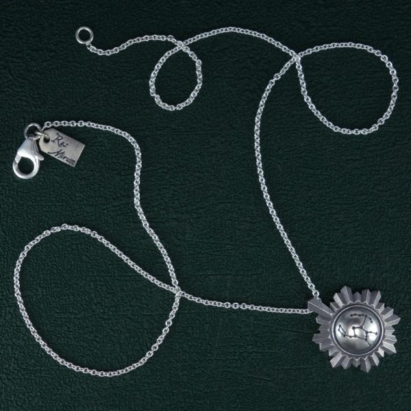 Petit collier miroir de sorcière et constellation du chasseur Orion gravée au centre en argent made in France. Vue entier | Res Mirum