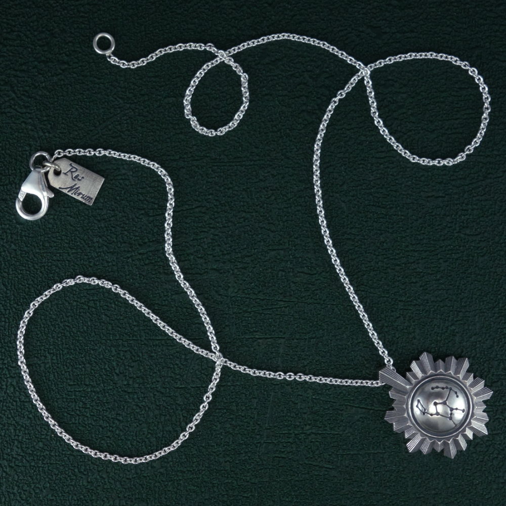 Petit collier miroir de sorcière et constellation du chasseur Orion gravée au centre en argent made in France. Vue entier | Res Mirum