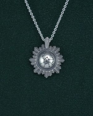 Petit collier miroir de sorcière et constellation du chasseur Orion gravée au centre en argent made in France. Vue de face | Res Mirum