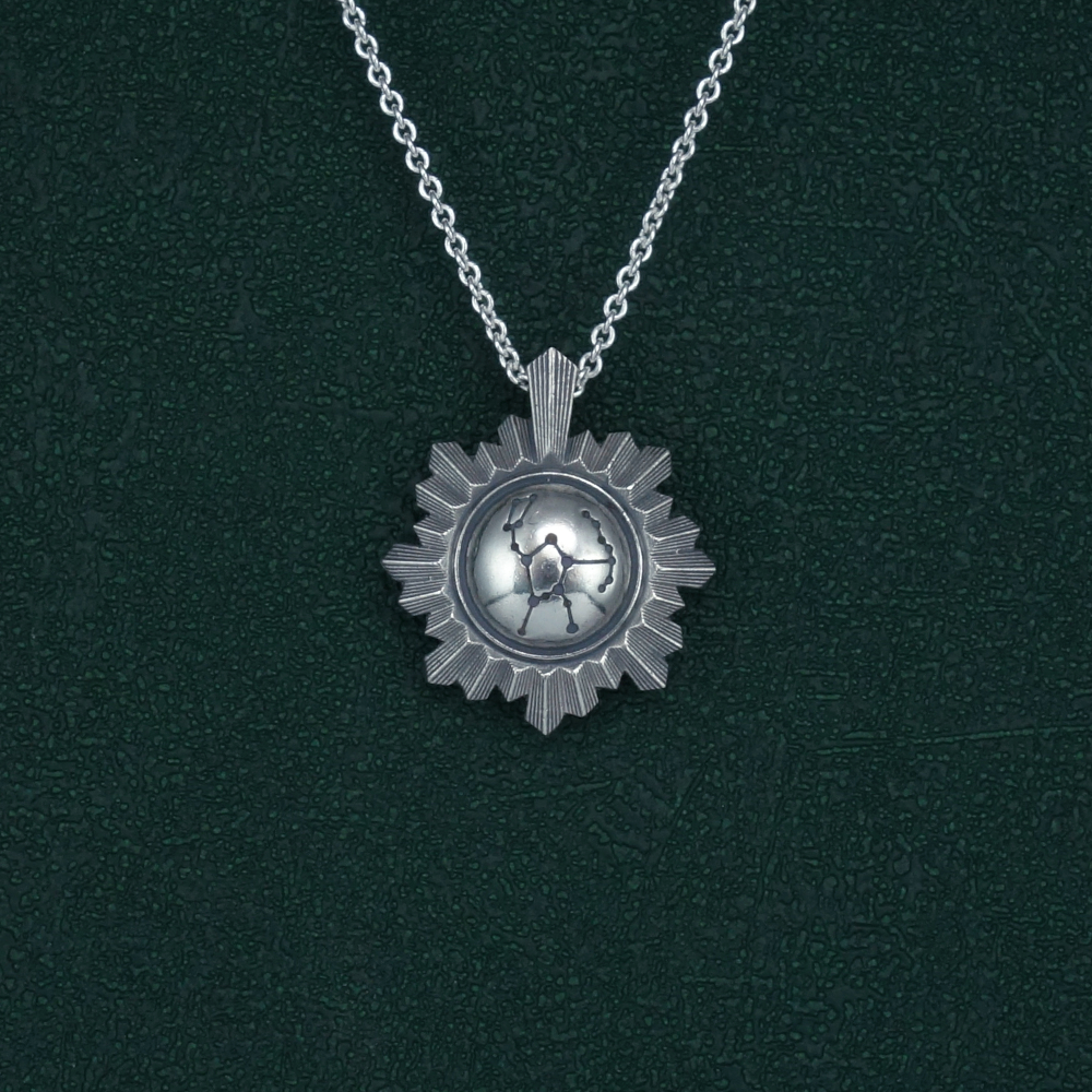Petit collier miroir de sorcière et constellation du chasseur Orion gravée au centre en argent made in France. Vue de face | Res Mirum