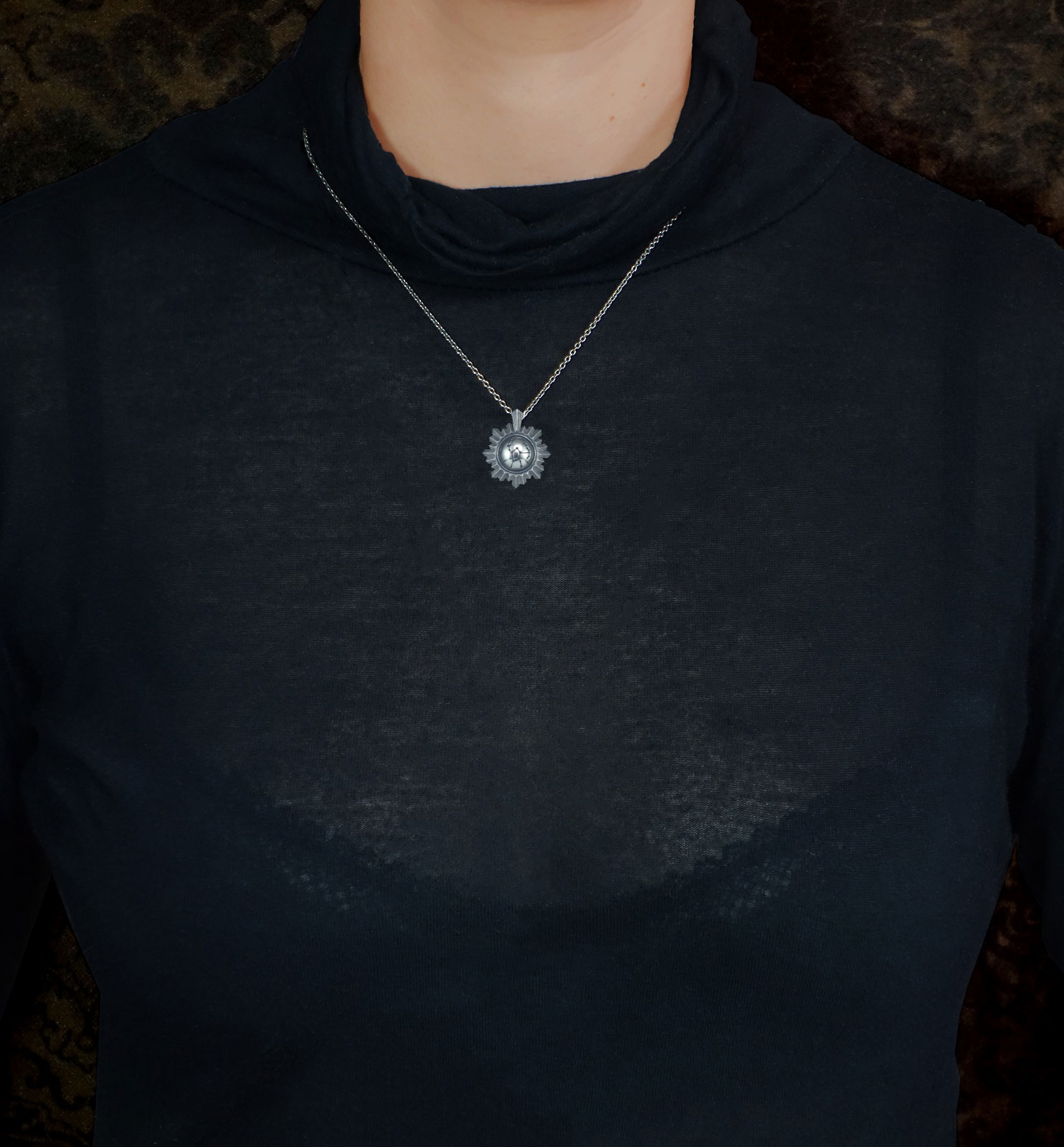 Petit collier miroir de sorcière et constellation du chasseur Orion gravée au centre en argent made in France. Porté | Res Mirum