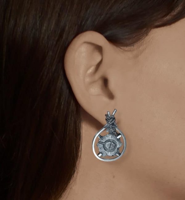 Boucles d'oreilles asymétriques avec motifs de fossiles de Limule & de Trilobite et de décors de fougères en argent fabriquée en France artisanalement portées Limule | Res Mirum