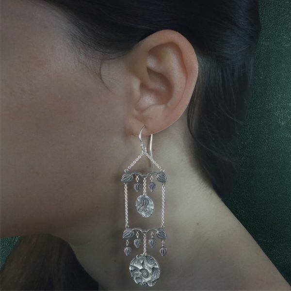 Boucles d'oreilles longues asymétriques inspirées des fossiles de coquillages & de crinoïdes, en argent 925 patiné de fabrication artisanale française portées grand modèle | Res Mirum
