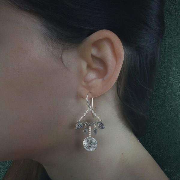 Boucles d'oreilles longues asymétriques inspirées des fossiles de coquillages & de crinoïdes, en argent 925 patiné de fabrication artisanale française portées petit modèle | Res Mirum