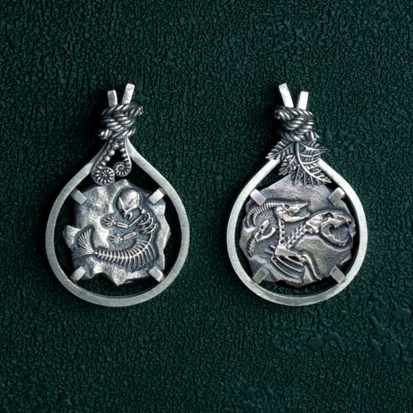Boucles d'oreilles asymétriques avec motifs de fossiles de sirène & de chimère antique et de décors de fougères en argent fabriquée en France artisanalement déclinaison des modèles limule & trilobite | Res Mirum