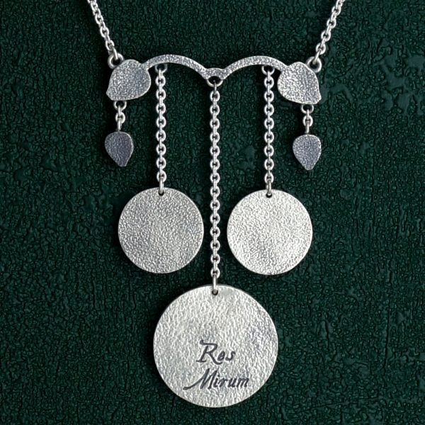 Collier inspiré des collections paléontologiques de crinoïdes & de fossiles en argent 925 de fabrication artisanale vue de dos | Res Mirum