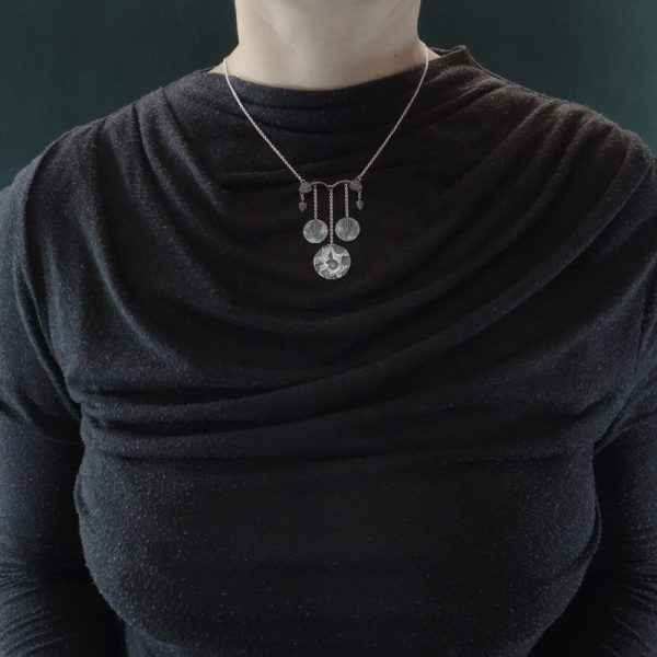 Collier inspiré des collections paléontologiques de crinoïdes & de fossiles en argent 925 de fabrication artisanale porté | Res Mirum