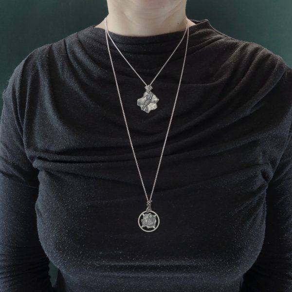 Pendentif dans l'esprit des fossiles, avec un squelette d'ornithorhynque et une fougère gravés en argent 925 de fabrication artisanale & sautoir fœtus de sirène portés | Res Mirum