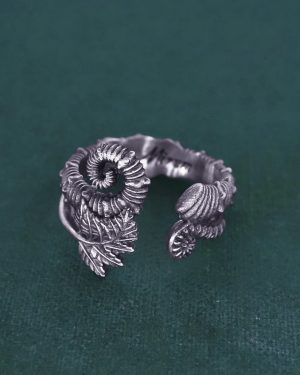 Bague ouverte à motifs de fougères, crosse & d'ammonite déroulée inspirée des fossiles du crétacé en argent fabriquée en France artisanalement | Res Mirum