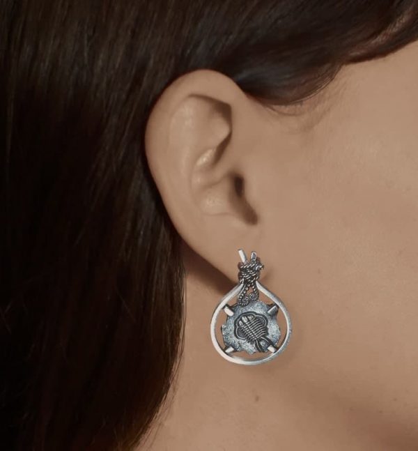 Boucles d'oreilles asymétriques avec motifs de fossiles de Limule & de Trilobite et de décors de fougères en argent fabriquée en France artisanalement portées trilobite | Res Mirum