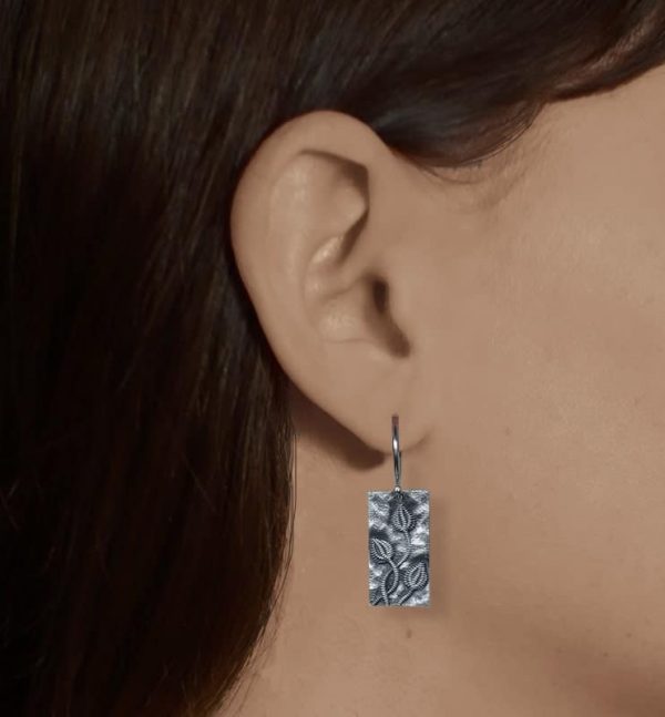 Boucles d'oreilles à motifs de fossiles de crinoïdes appelés également lys de mer ou encrine en argent fabriquée en France artisanalement portées | Res Mirum