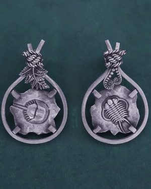 Boucles d'oreilles asymétriques avec motifs de fossiles de Limule & de Trilobite et de décors de fougères en argent fabriquée en France artisanalement | Res Mirum