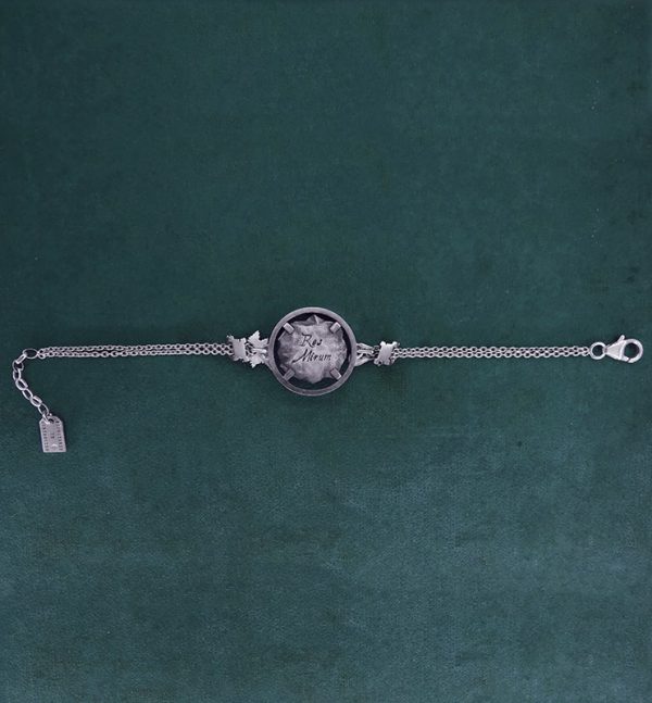 Bracelet avec motif façon fossile de squelette de chimère, animal mythologique de l'antiquité grecque en argent 925 de fabrication artisanale vue dos long | Res Mirum