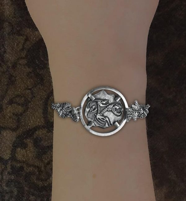 Bracelet avec motif façon fossile de squelette de chimère, animal mythologique de l'antiquité grecque en argent 925 de fabrication artisanale porté | Res Mirum