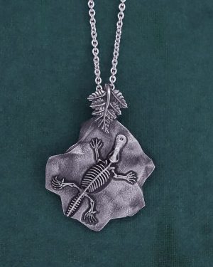 Pendentif dans l'esprit des fossiles, avec un squelette d'ornithorhynque et une fougère gravés en argent 925 de fabrication artisanale | Res Mirum