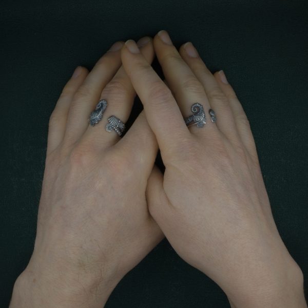 Bague ouverte à motifs de fougères, crosse & d'ammonite déroulée inspirée des fossiles du crétacé en argent fabriquée en France artisanalement portée sur mains | Res Mirum
